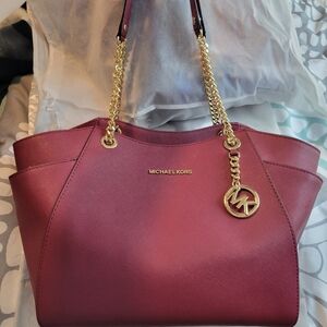 NWT Michael Kors Mulberry Jet set tote w gold detailing